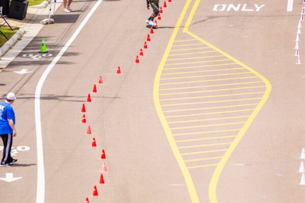 Bobby Thomas in the red lane of the tight slalom course of Luna Slalom Jam 2024. Photo taken by Tate Nations.